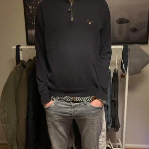 Gant halvzip  - En snygg halvzip från Gant, skick 6/10. Moddelen är 185 centimeter och väger 65 kilo. Tveka inte på att höra av er vid några funderingar.