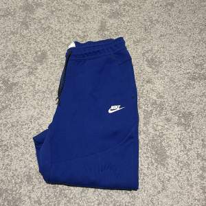 Mörk blåa Nike tech fleece byxor för 200 kr, helt oanvända, sprillans nya. Har bara testats.