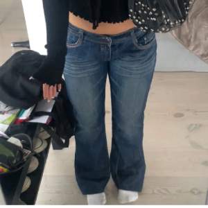 Jättefina lågmidjade bootcut jeans med detaljer på baksidan, i bra skick. Säljs pga att de inte kommer tills användning. Kp för frågor! (Har justerbar knapp så man kan sätta den beroende på vad som passar en själv) 