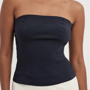 Tube topp - Super fin tub topp från na-kd. Helt oanvänd med prislappen kvar. Säljer då den var lite stor för mig. Nypris 350:-