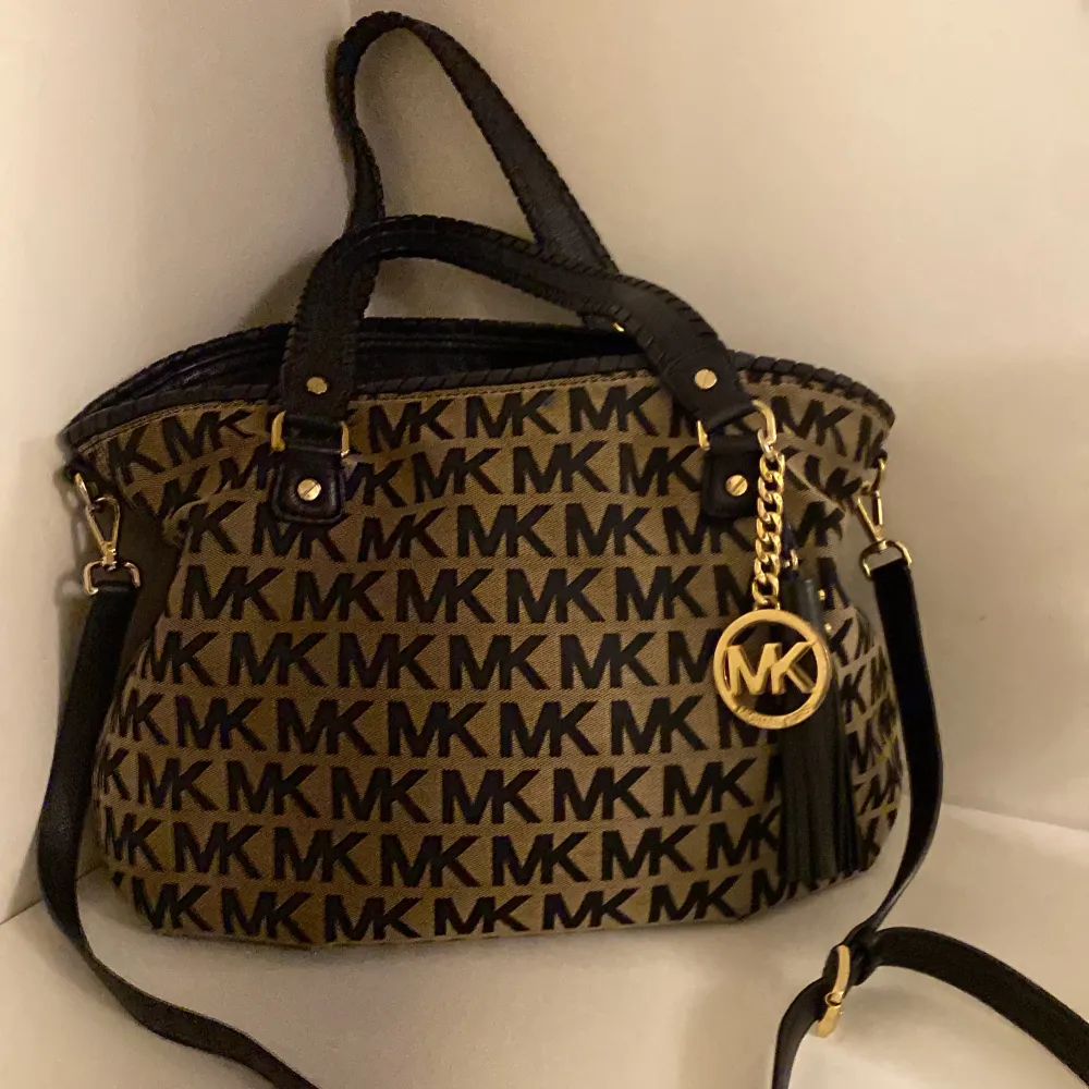 Beautiful MK bag bought in USA . Price can be negotiated in case of quick business. Väskor.