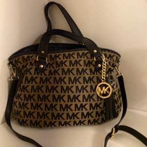 Beautiful MK bag bought in USA . Price can be negotiated in case of quick business