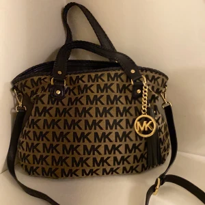 Michael lord weekend bag  - Beautiful MK bag bought in USA . Price can be negotiated in case of quick business