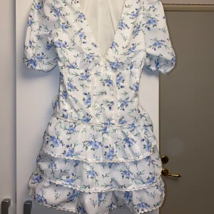 Klänning - Supersöt Zara liknande klänning, köpt på plick i nyskick. Använd fåtal gånger, säljer då den är lite för kort.