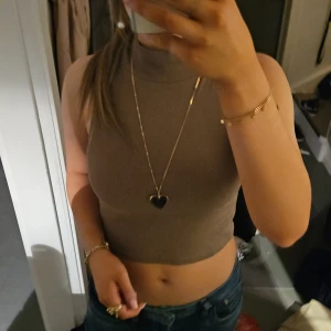 Topp - Fin kort topp med hög hals!