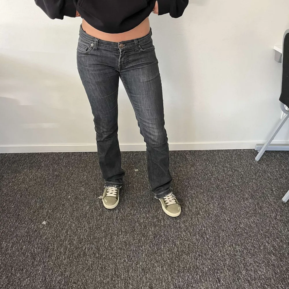 Supersnygga gråa lågmidjade jeans. Passar typ 34/36 och någon som är runt 160-165 cm lång. Jeans & Byxor.