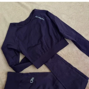 ICIW set lila - Ett supersnyggt lila set från ICIW. Säljer då jag inte använder det längre. Det har en liten defekt på rumpan (se bild) men inget stort! Tveka inte på att höra av er🫶🏻står ingen storlek men cirka S/M