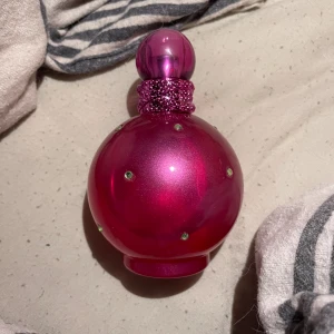 Britney Spears parfym Fantasy - använd några gånger, mycket mer än halva finns kvar (se bild). 100ml