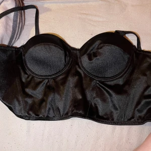 ”Korsett” topp - använd fåtal gånger, sitter super fint på