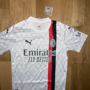 Ac milan fotbollströja  - Detta är en vit Ac milan fotbollströja från säsongen 2023/24. Den är helt ny och väldigt fin. Min vän säljer den eftersom att den är för stor för honom Pris och frågor kan diskuteras.