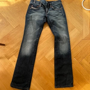 Lågmidjade diesel jeans - Jättefina lågmidjade bootcut diesel jeans som tyvärr är förstora på mig. Köpte för 600 här på plick. Bra skick och inga defekter rföruton extremt lite slitning vid hälen, se bild. Skriv om ni har några frågor❤️