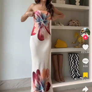 Anthropology klänning - Säljer denna helt fantastiska klänning i strl 36, slutsåld online. Helt ny med tags då den var kort på mig som är 172cm.  