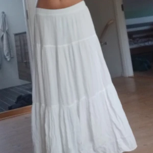 Kjol - Asfin lång kjol från stradivarius som inte använts mycket alls