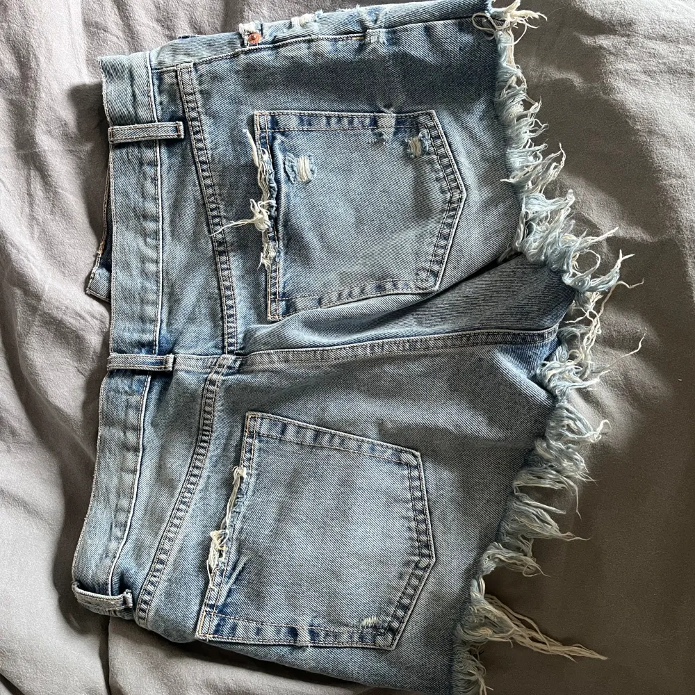 Säljer dessa super snygga jeans shorts, dem är aldrig använda 🌸 Nypris 429kr . Shorts.