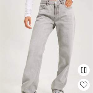 Lågmidjade raka gråa jeans från Gina Tricot i storlek 38, knappt använda