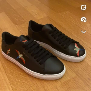 Arigato skor  - Bra skick, en slitning på innersidan vid hälen. Inget som syns samt inga andra defekter! 