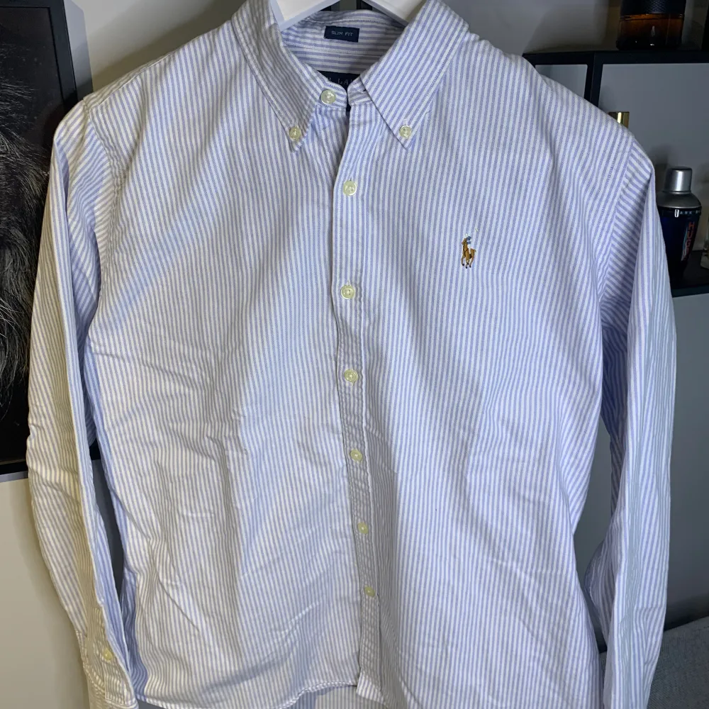Blå randig Ralph Lauren skjorta i mycket bra skick. Skjortor.