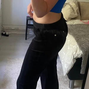 Juicy Couture byxor - Hej säljer nu mina fina juicy byxor som det inte är några slitningar/hål på. Nypris 1200. 