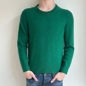 Cashmere 100% crewneck tröja - Hej! Säljer min stickade kashmir tröja då den tyvärr har blivit lite för liten. Tröjan var från början storlek M, men har över tid tvättats i för hög värme vilket har resulterat till att tröjan har förminskats till en XS/S,mer S.Pris kan diskuteras! 