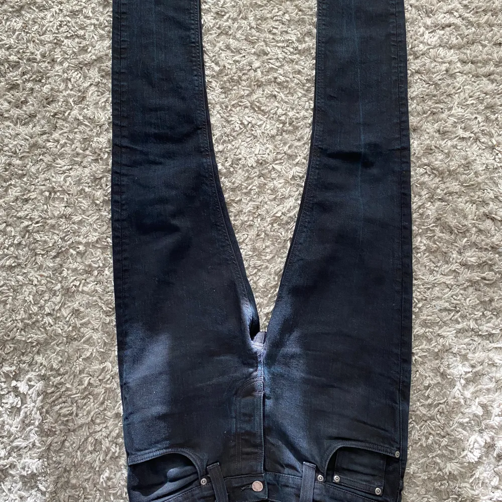 Säljer dessa riktigt snygga nudie jeansen som är i absolut toppskick - storlek 31/34 - passar perfekt för mig som är 188 - hör av dig vid funderingar!. Jeans & Byxor.