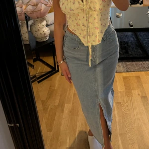 Kjol - Fin kjol till sommaren som är använd 1gång helt ny och i bra skick 