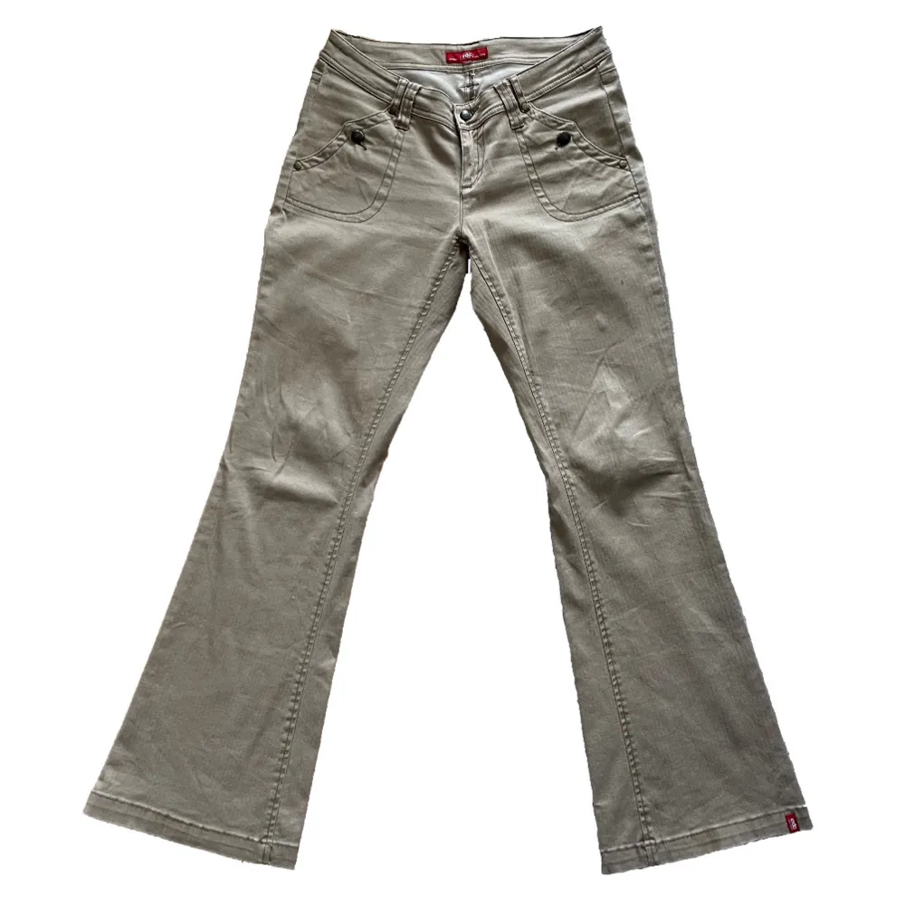 Som nya! 🫶Innerbensmått 82 cm, Ytterbensmått 105 cm, Midjemått tvärs över 38 cm. Jeans & Byxor.