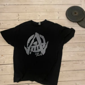 Anarki T-shirt - Nästan oanvänd
