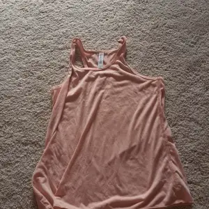Storlek large men funkar som 158-164. Det är ett Bella+Canvas linne i en jätte fin rosa nyans.
