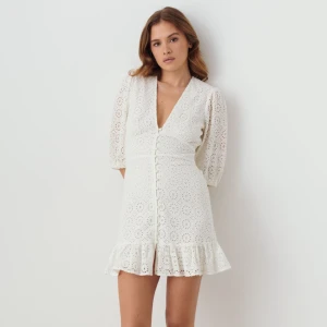 Vit klänning - Använd en gång på utspringet men INTE på flaket 💗tvättad en gång så den ser ut som ny