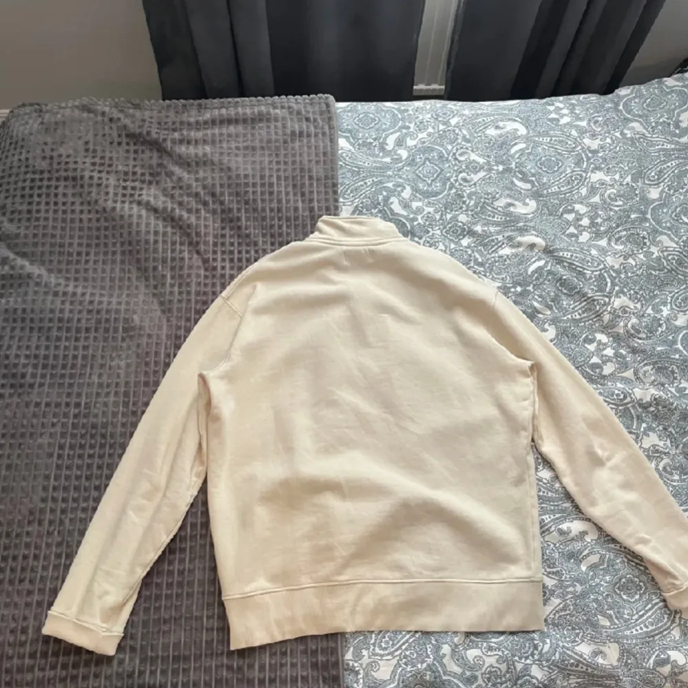 En beige 1/4 zip tröja i storlek L. passar bra och sitter lite overzised. Tröjor & Koftor.