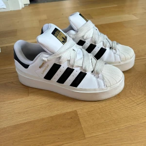 Adidas sneakers  - Supersnygga sneakers som endast är använda någon gång. Följer med ett par extra skosnören. Storlek 40 men sitter som en 39. Köpta på Åhléns, nypris 1200kr. Rengör innan jag postar så ser dem som nya ut💗