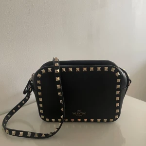 Valentino camera crossbody bag - Nu säljer jag min älskade valentino då jag blivit trött på den. Fint skick trots en del användning. Den har en defekt på sidan av spännet (se bild) och den är lite fläckig innuti men annars väldigt bra skick. Skriv i dm för fler bilder💓