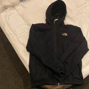 Northface Windbreaker - Bra skick runt hela jackan. 
