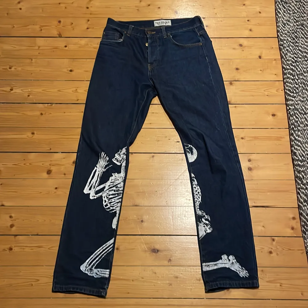 By slik jeans  Navy med vitt tryck Lite slitna i ena ficka men annars gott skick Strl 28 regular men är långa och stretchiga i storleken så dem passar större  Bra kvalitet på jeansen. Jeans & Byxor.