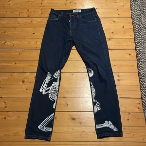 By slik jeans - By slik jeans  Navy med vitt tryck Lite slitna i ena ficka men annars gott skick Strl 28 regular men är långa och stretchiga i storleken så dem passar större  Bra kvalitet på jeansen