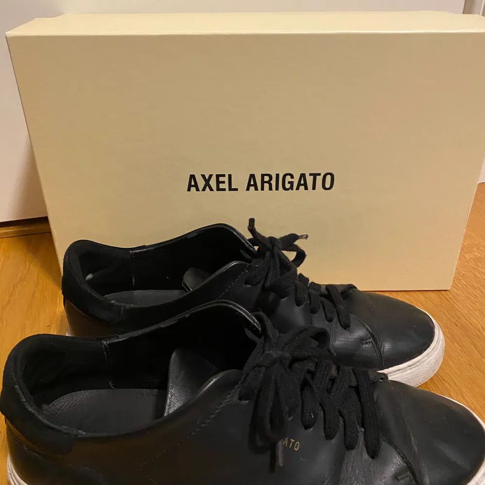 Snygga Axel arigato skor, använda fåtal gånger. 8/10 skick. Box och dustbag ingår.. Skor.