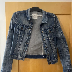 Cool jeansjacka  - Svin snygg jeansjacka, använd fåtal gånger och som ny. Har även små diamanter som detalj.