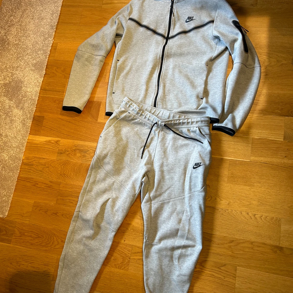 Grå nike tech dress