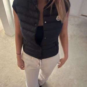 Moncler väst - Äkta moncler väst, köpt från farfetch. Dock är lapparna avklippt men har digitalt kvitto💓 nypris runt 5500, typ aldrig använd. Storlek XS/0
