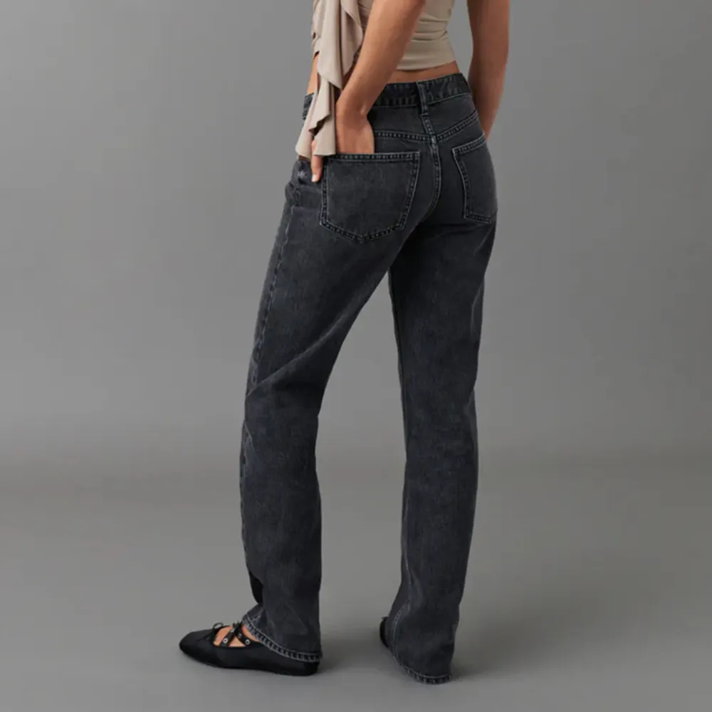 mörkgrå/svarta jeans från gina i modellen low straight. köptes för 500kr. storlek 36. fint skick inga defekter.. Jeans & Byxor.