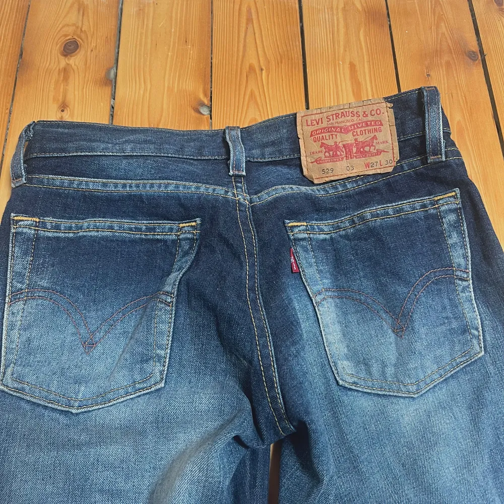 Lågmidjade bootcut jeans från Levis💓 Tvättad mörkblå färg. Vintage och köpta second hand. Skitnsygga men försmå för mig :( Xs. Jeans & Byxor.