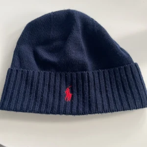 Ralph lauren mössa - Oanvänd Ralph lauren mössa till bra pris. Hör av er vid fler bilder