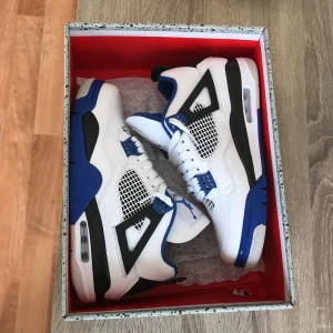Jordan 4 motorsport  - Säljer nu mina 4 som är helt oandvända. Låda kommer med, dem är äkta👍👍 storlek 42 (Intressekol) pris kan diskuteras 