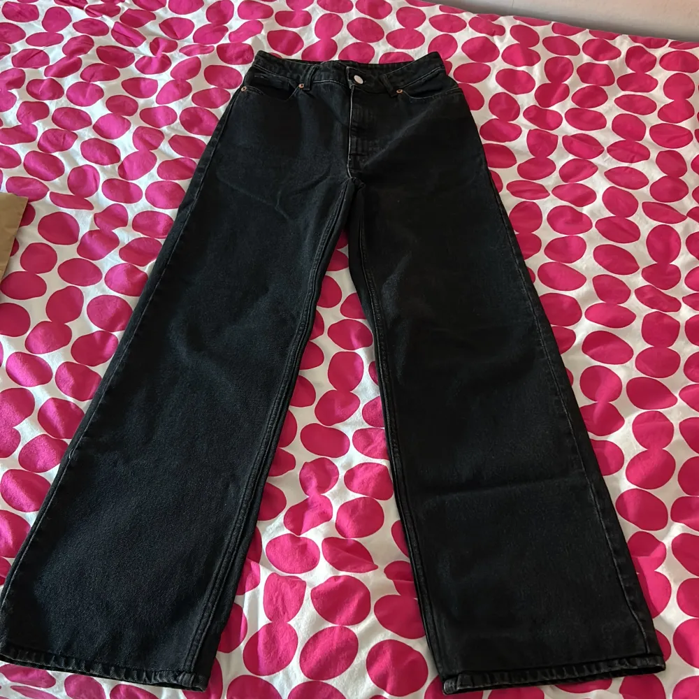 En superfin svart wide jeans från Monki i passformen straight och storlek 25. Den är använd få gånger och är precis som ny.. Jeans & Byxor.