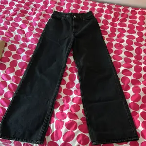 En superfin svart wide jeans från Monki i passformen straight och storlek 25. Den är använd få gånger och är precis som ny.