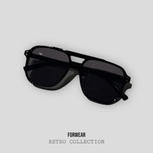 RETRO SVARTA SOLGLASÖGON  - Retro Kollektionen. Trendigaste solglasögonen kommer med påse. 1-3 dagars leveranstid. Kontakta oss för mått. 🕶️