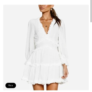 Vit klänning  - Vit klänning från Dressy, aldrig använd bara testad. 200kr storlek S