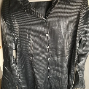 Randig skjorta - Använd ett fåtal gånger Ser ny ut! Storlek 46/48