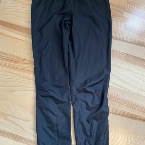 Vindbyxa, strl 36 - Säljes i jättefint skick!  Katt finns i hemmet (allergivänlig ras).  Jag är väldigt mån om mina köpare. Skulle du vara missnöjd med ditt köp, så ta gärna kontakt med mig innan dåligt omdöme. Så har jag en chans att rätta till det. 