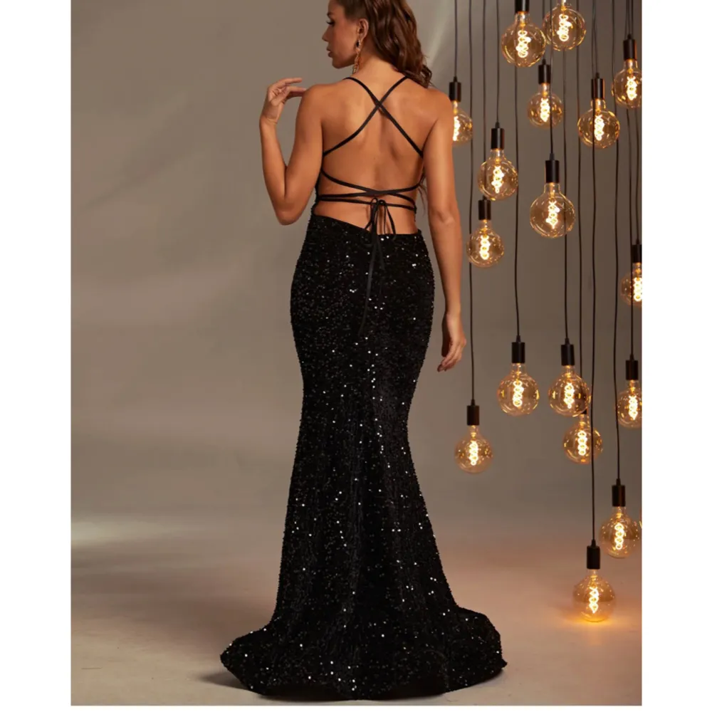 Superfin paljettklänning, perfekt till bal🤍Modellen heter Elegant Spaghetti Strap Sleeveless Sequin Mermaid Dress från Faeriesty! Skriv privat för bilder på😇. Klänningar.